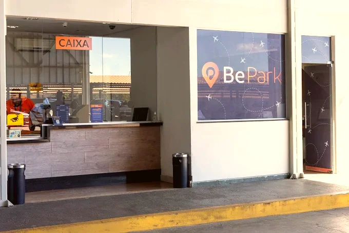 Recepção do BePark, com o caixa e a entrada do pátio