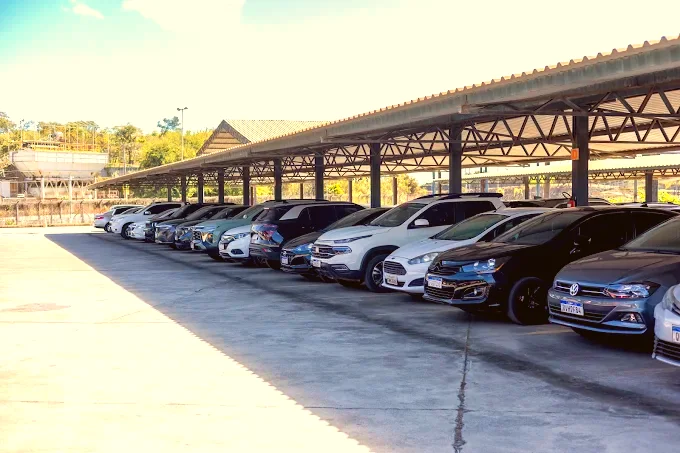 Fileira de vagas cobertas do BePark com carros estacionados